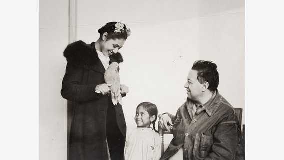 Diego Rivera mit Nieves Orozco und Inesita © 2010 Banco de México en su carácter de Fiduciario en el Fideicomiso relativo a los Museos Diego Rivera y Frida Kahlo / Prestel Verlag 
