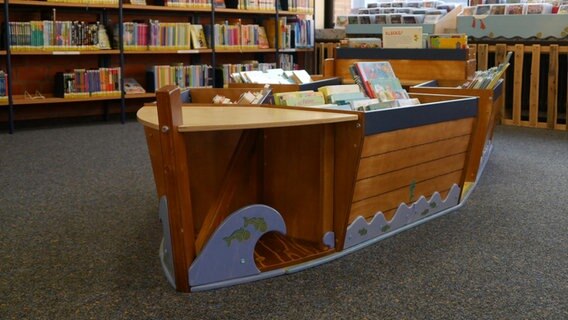 Ein wie ein Boot geformtes Bücherregal mit Bilderbüchern. © Helgard Füchsel Foto: Helgard Füchsel