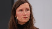 Eine Frau mittleren Alters mit dunklen Haaren. Es ist die Autorin Heike Geißler. © picture alliance / dts-Agentur 