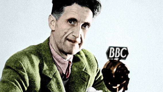 Der englische Autor Eric Blair, bekannt unter dem Namen George Orwell, 1943 am Mikrofon der BBC. © Effigie/Leemage Foto: Effigie/Leemage