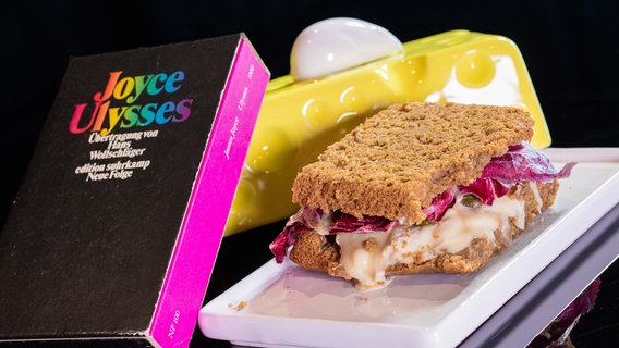 Ein Gorgonzola-Sandwich liegt neben einem Buch von James Joyce. © NDR Foto: Claudius Hinzmann