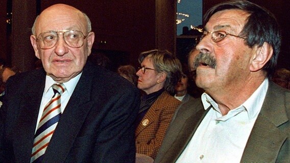 Literaturkritiker Marcel Reich-Ranicki (li.) und Schriftsteller Günter Grass. © dpa Foto: Frank Kleefeldt