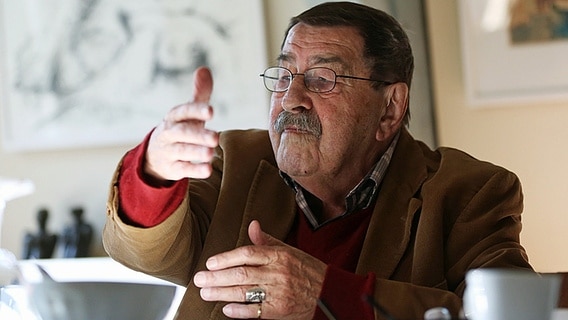 Der Schriftsteller Günter Grass trägt am 11.02.2013 bei einem Übersetzertreffen in seinem Sekretariat im Günter-Grass-Haus in Lübeck (Schleswig-Holstein) eines seiner Gedichte vor. © (c) dpa - Bildfunk Foto: Christian Charisius