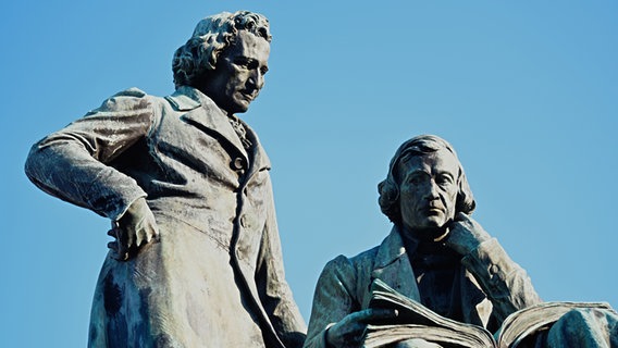 Das Brüder-Grimm-Nationaldenkmal in Hanau von schräg unten fotografiert © picture alliance/dpa | Nicolas Armer 