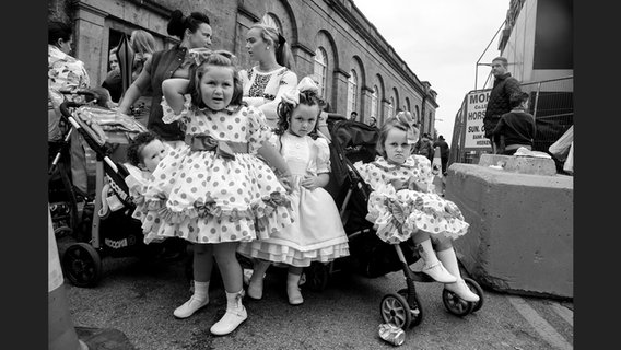 Jamie Johnson: Mädchen in hübschen Kleidern © Kehrer Verlag Foto: Jamie Johnson