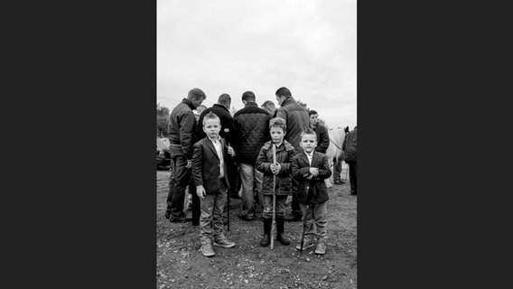 Jamie Johnson: Jungen vor einer Männergruppe © Kehrer Verlag Foto: Jamie Johnson