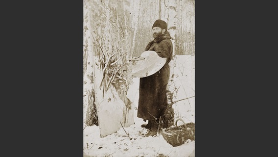 Fotografie von Karl Hagemeister (draußen mit Gemälde "Verschneiter Birkenwald"), um 1891/92 Fotografie von Karl Hagemeister (draußen mit Gemälde "Verschneiter Birkenwald"), um 1891/92 © Archiv Bröhan Museum Foto: Hermann Hirzel