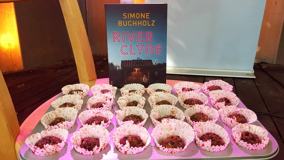 Kleine Portionen Haggis stehen vor dem Buch "River Clyde" von Simone Buchholz © NDR / Patricia Batlle 