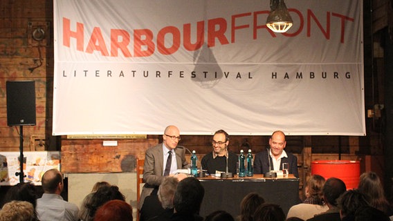 Gary Shteyngart (Mitte) liest auf der "Cap San Diego" © NDR.de Foto: Marc-Oliver Rehrmann