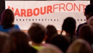 Lesung in der Kirche St. Katharinen in Hamburg während des Harbour Front Literaturfestivals 2015. © dpa-Bildfunk Foto: Christian Charisius, dpa