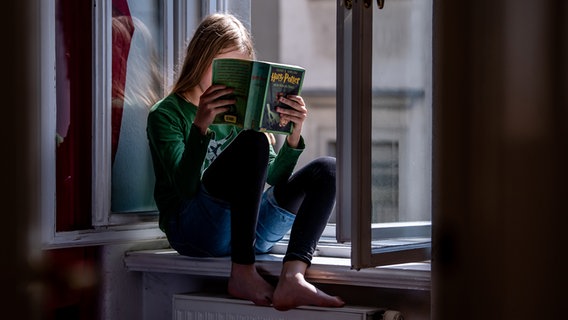 Kind liest Harry Potter im Fenster © picture alliance / ZB | Thomas Eisenhuth Foto: Thomas Eisenhuth