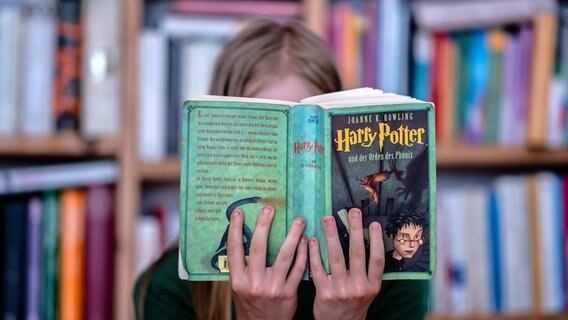 Ein Mädchen liest in einem "Harry Potter"-Buch. © picture alliance / ZB Foto: Thomas Eisenhuth