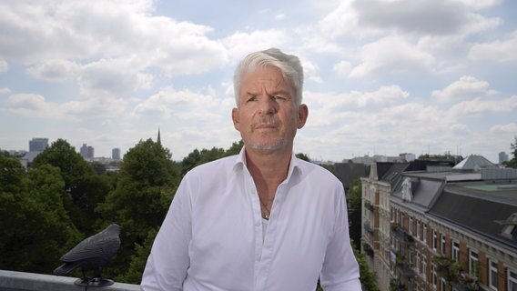 Der Autor Heinz Strunk steht auf einem Balkon über den Dächern der Stadt. © picture alliance/dpa | Marcus Brandt Foto: picture alliance/dpa | Marcus Brandt