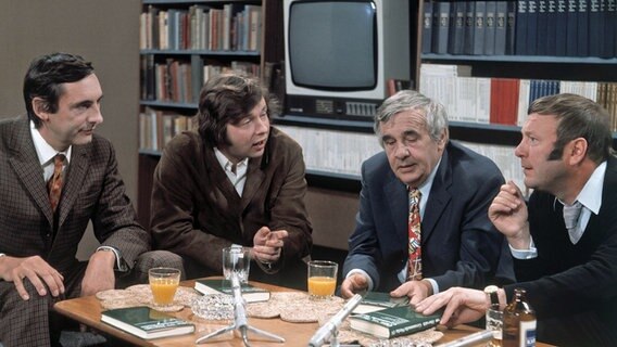 Die Autoren Reinhart Hoffmeister, Hellmuth Karasek, Hans Werner Richter, Dieter Hildebrandt bei einer Fernseh-Sendung 1971 © dpa Foto: Grimm