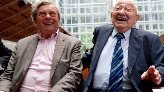 Literaturkritiker Marcel Reich-Ranicki lachend neben dem Kritiker Hellmuth Karasek © dpa/lnw Foto: Frank Rumpenhorst