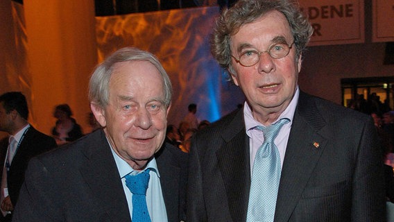 Siegfried Lenz mit Hellmuth Karasek bei der Verleihung "Goldene Feder 2007" des Heinrich Bauer Verlages in den Deichtorhallen in Hamburg. © Eventpress/Mathias Krohn Foto: Mathias Krohn