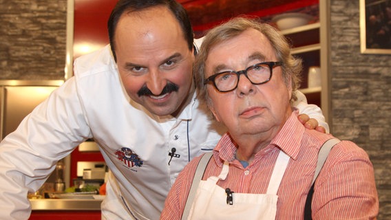 Johann Lafer und Hellmuth Karasek bei der Aufzeichnung der ZDF Talk- und Kochsendung 'Lafer! Lichter! Lecker!' im Studio Stahltwiete (2013).  Foto: gbrci/Geisler-Fotopress