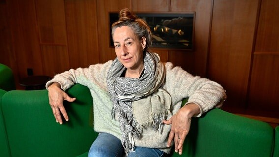 Die Autorin Judith Hermann sitzt mit ausgebreiteten Armen auf einem Stuhl. © picture alliance / TT NEWS AGENCY | Jonas Ekstr?mer/TT 