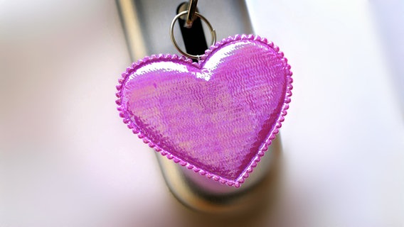 Schlüssel mit Herz-Anhänger © imago/McPHOTO 