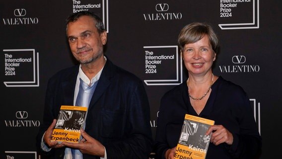 Der Übersetzer Michael Hofmann und die Autorin Jenny Erpenbeck bei der Verleihung des "International Booker Prize 2024" für den Roman "Kairos" © AP Foto: Alberto Pezzali