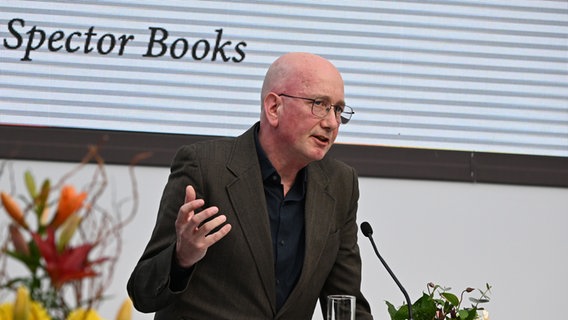Tom Holert lors de la cérémonie de remise des prix de la Foire du livre de Leipzig © Picture Alliance/dpa |  Hendrik Schmidt 
