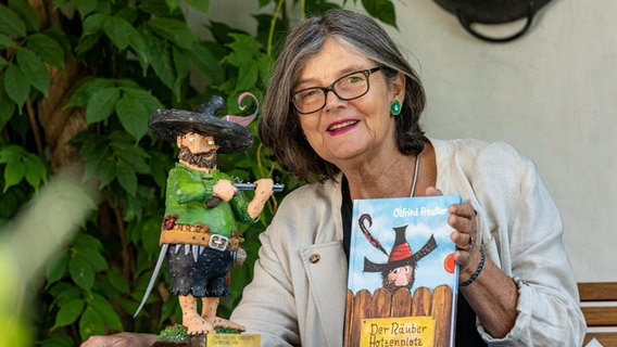 Susanne Preußler-Bitsch, Tochter des Schriftstellers Otfried Preußler, präsentiert das Buch "Der Räuber Hotzenplotz". © picture alliance / dpa Foto: Armin Weigel