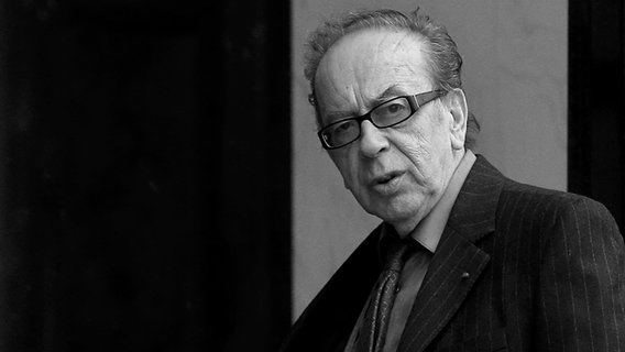 Der Schriftsteller Ismail Kadare schaut in die Kamera © picture alliance / ASSOCIATED PRESS | Thibault Camus Foto: Thibault Camus