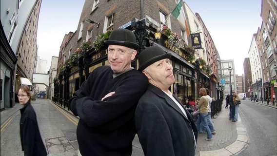 Zwei Schauspieler mit Melonenhüten auf der "Dublin Literary Pub Crawl" © NDR Foto: Michael Marek