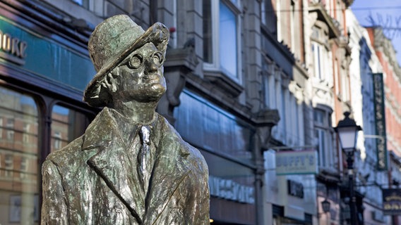 Eine bronzene Statue von James Joyce in Dublin © NDR Foto: Michael Marek