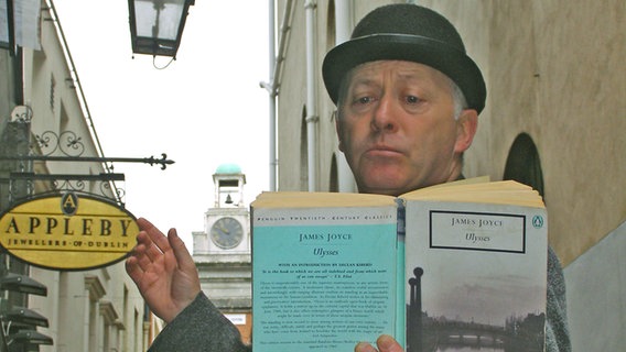 Colm Quilligan hält eine "Ulysses"-Ausgabe von James Joyce in Dublin in den Händen © NDR Foto: Michael Marek