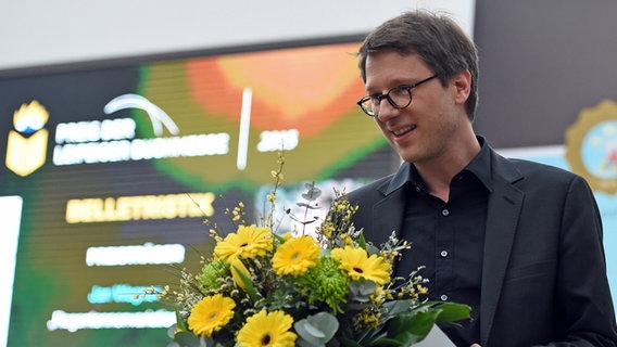 Der Schriftsteller Jan Wagner wird am 12.03.2015 mit dem Preis der Leipziger Buchmesse 2015 ausgezeichnet. © Hendrik Schmidt/dpa Foto: Hendrik Schmidt