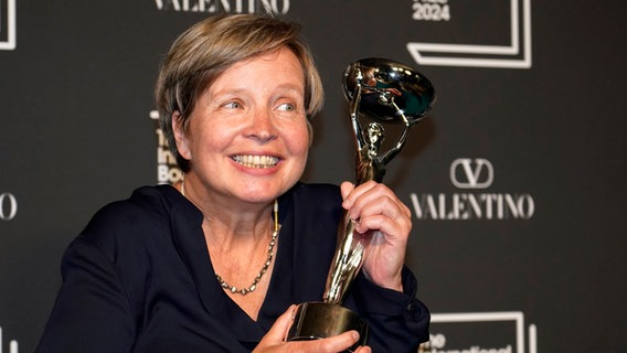 Jenny Erpenbeck, Autorin von "Kairos", hält die Trophäe nach dem Gewinn des International Booker Prize in London © Alberto Pezzali/AP/dpa Foto: Alberto Pezzali