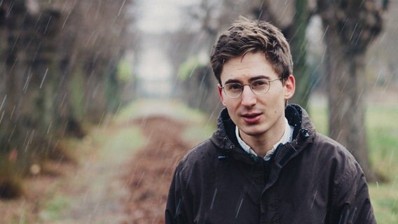 Juan S. Guse steht im Regen © ORF/Daria Brabanski Foto: Daria Brabanski