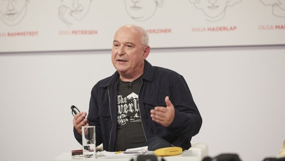 Ein Mann spricht mit gehobenen Händen an einem Pult © ORF/Johannes Puch 