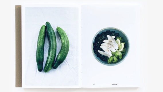 Gurke - Doppelseite aus dem Buch "Man kann keine Steine essen" © Shinroku Shimokawa / Prima.Publikationen Verlag 