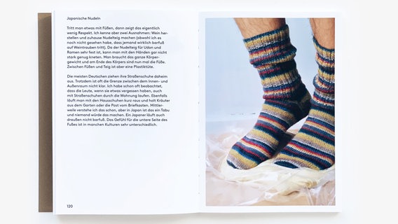 Socken - Doppelseite aus dem Buch "Man kann keine Steine essen" © Shinroku Shimokawa / Prima.Publikationen Verlag 