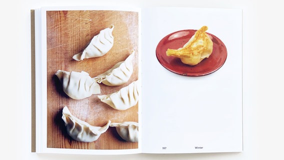 Gefüllte Teigtaschen - Doppelseite aus dem Buch "Man kann keine Steine essen" © Shinroku Shimokawa / Prima.Publikationen Verlag 