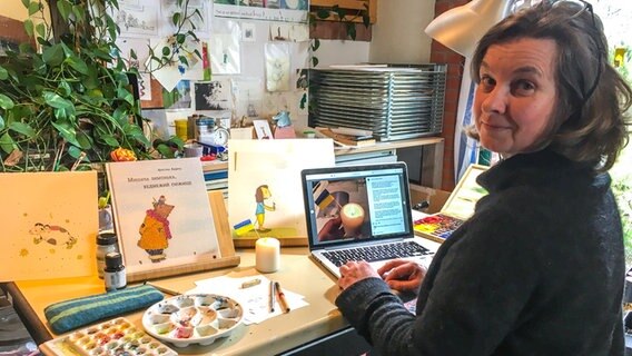 Die Illustratorin und Kinderbuchautorin Kristina Andres sitzt am Schreibtisch. © NDR / Heike Mayer und Siv Stippekohl Foto: Heike Mayer und Siv Stippekohl