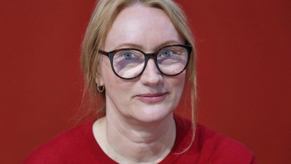 Kristine Bilkau blickt in die Kamera © picture alliance / dts-Agentur 