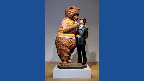 Jeff Koons: Bear and Policeman, 1988 © Hatje Cantz Verlag 