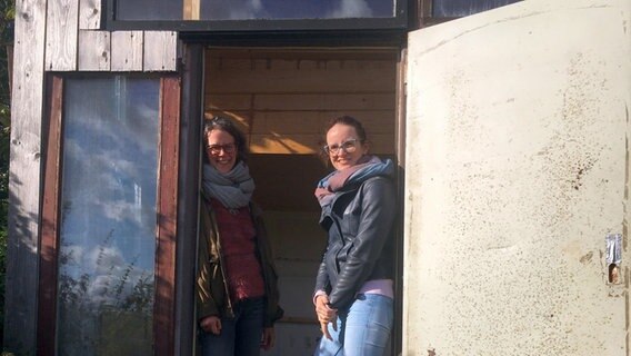 Lisa Kreißler und Juliane Bergmann stehen lachend in einer Tür. © NDR Foto: Juliane Bergmann