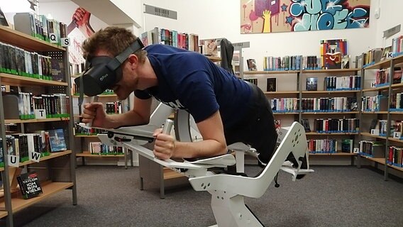 Ein Jugendlicher testet eine VR-Brille in einer Bücherei © NDR / Frank Hajasch Foto: Frank Hajasch