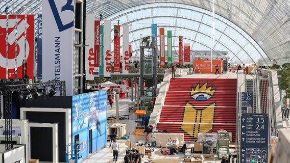 Menschen laufen durch die Glashalle der Leipziger Buchmesse. © dpa Foto: Jan Woitas