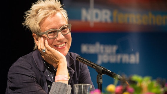 Doris Dörrie lacht.  Foto: Stefan Albrecht
