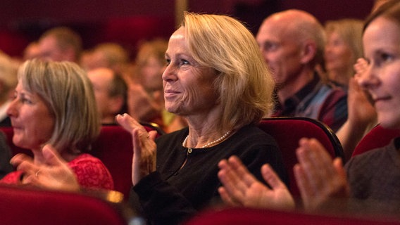 Publikum klatscht.  Foto: Stefan Albrecht