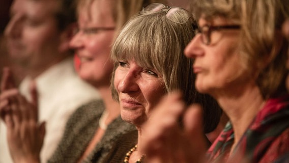 Eine Frau sitzt im Publikum.  Foto: Stefan Albrecht