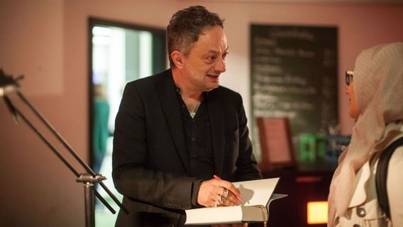 Feridun Zaimoglu im Gespräch mit einer Dame.  Foto: Stefan Albrecht