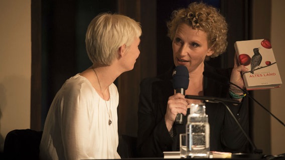 Julia Westlake und Dörte Hansen im Gespräch  Foto: Stefan Albrecht