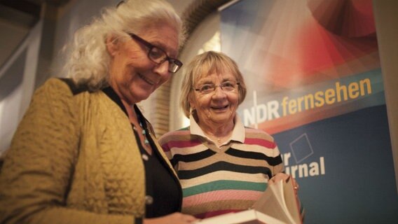 Zwei Damen bei einer NDR VEranstaltung  Foto: Stefan Albrecht