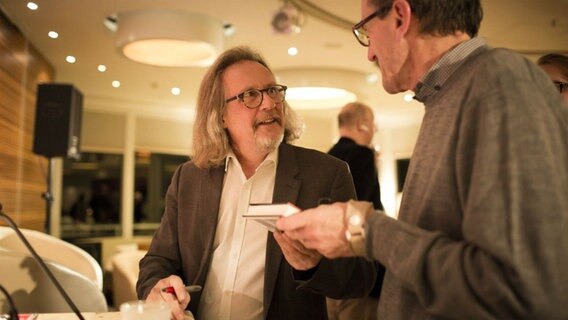 Harald Martenstein im Gespräch  Foto: Stefan Albrecht